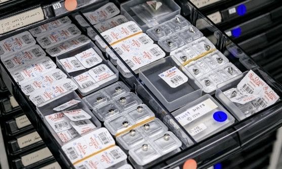 搭載されているムーブメントの純正部品にて交換をおこなっております。