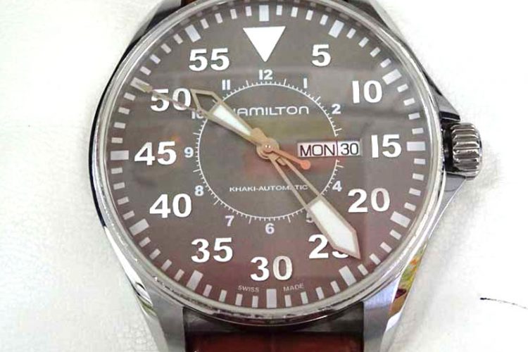 カーキ パイロット 46mm 自動巻（3時位置に曜日・日付表示あり）